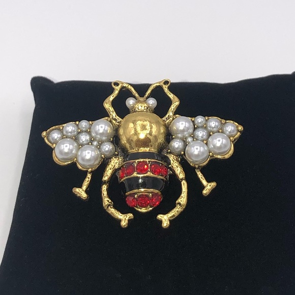 Pearl Bee Brooch - Picture 5 of 7